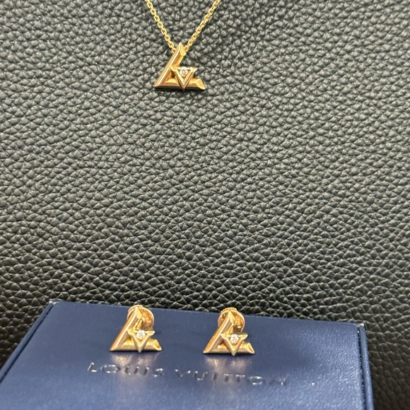 LV volt stud earings - Picture 2 of 7